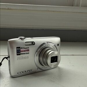 Nikon COOLPIX S3600 20.1MP + SD card & charging cable